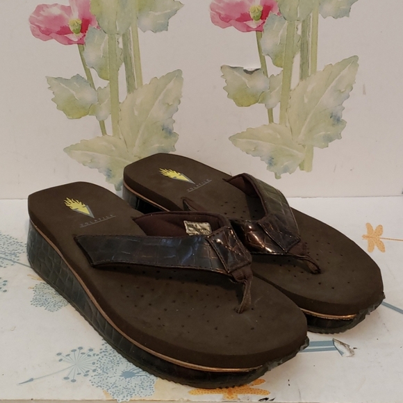 Volatile thong sandals